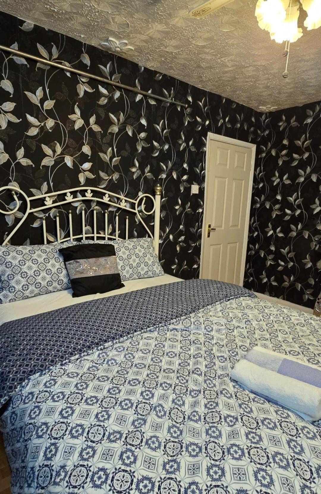 Ritchie Guest House Wigan Bagian luar foto